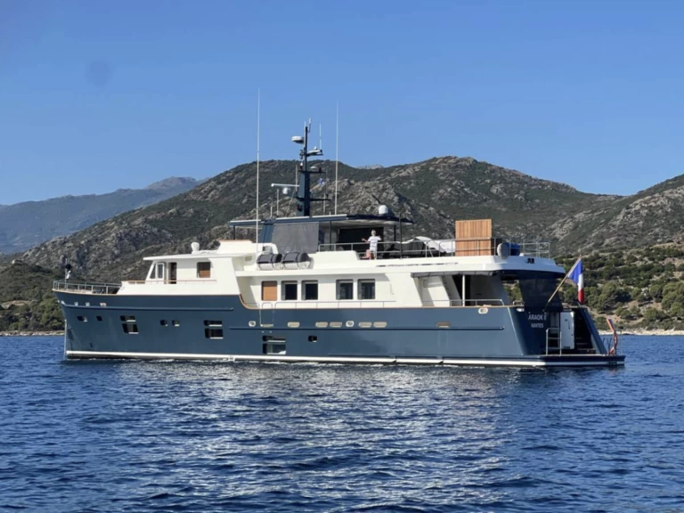 Ocean Yachts Ocea 108 jednotlivci a charterové společnosti v Bas du Fort