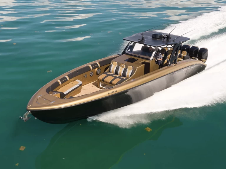 Midnight Express 43 jednotlivci a charterové společnosti v Charlotte Amalie