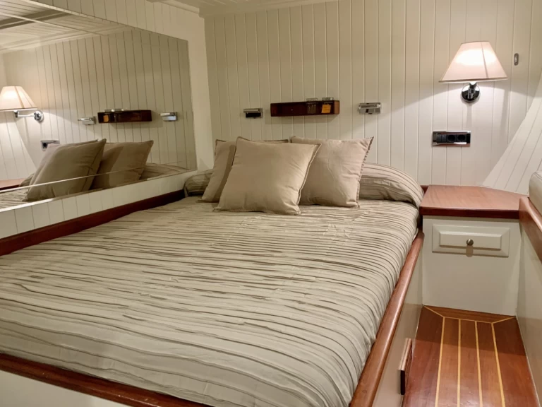 Pronajmout si Neta Marine Ketch v Trapani Port