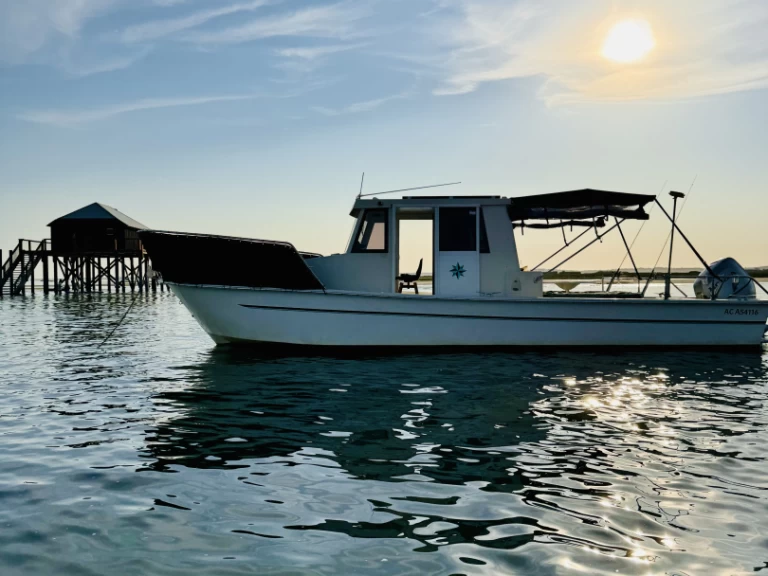 Motorová loď k pronájmu v Francie za nejlepší cenu