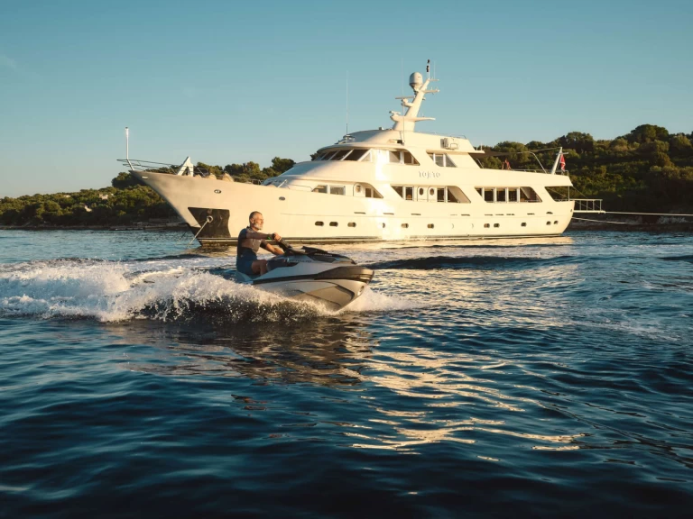 Pronájem Jachta Benetti s licencí