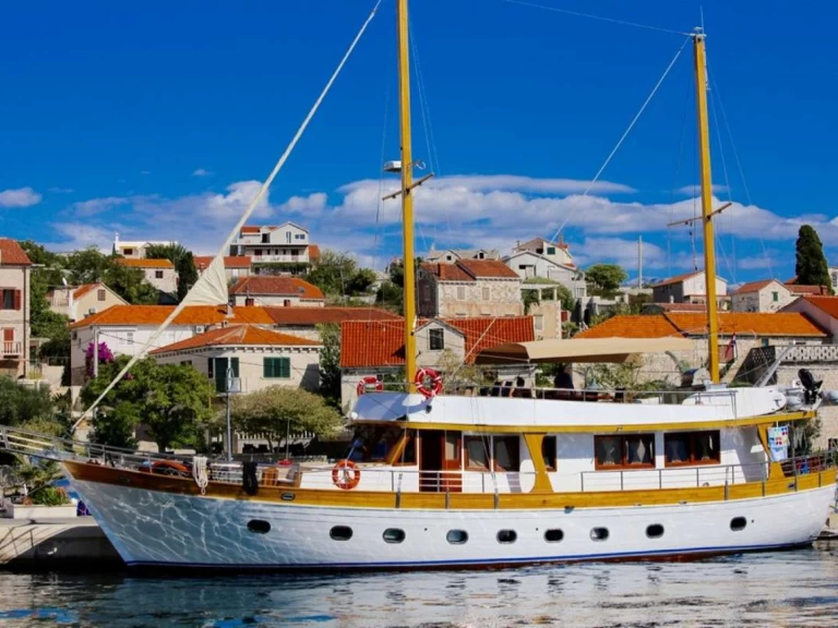 Pronájem Jachta Custom s licencí