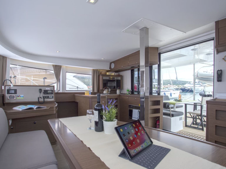 Pronajmout Katamarán se skipperem či ne Lagoon v Trogir