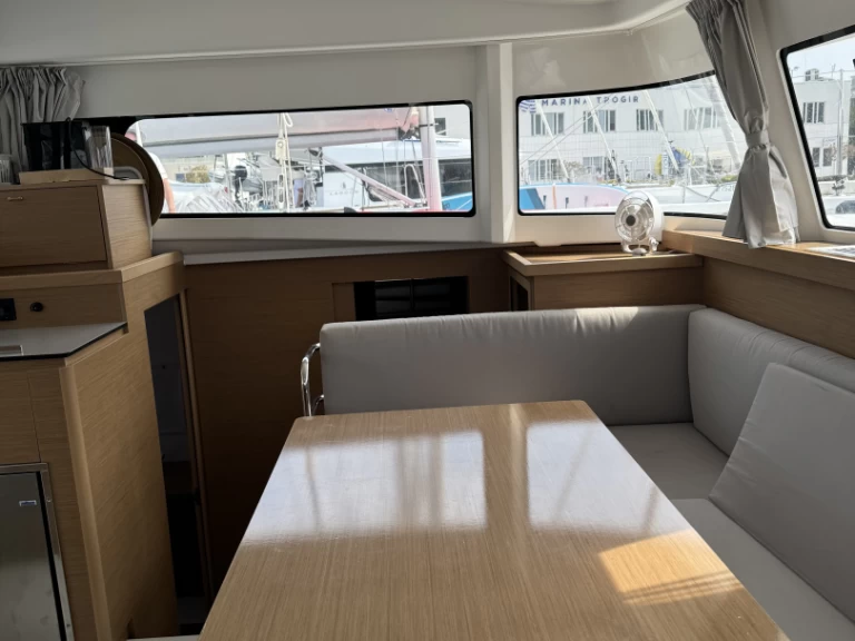 Katamarán k pronájmu v Trogir za nejlepší cenu