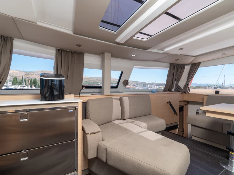 Katamarán k pronájmu v Donji Seget za nejlepší cenu