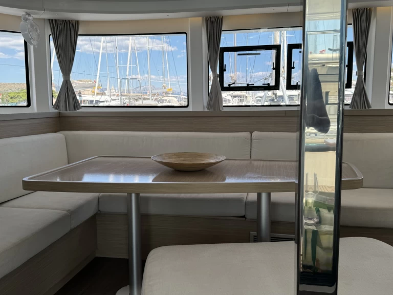 Pronajmout Katamarán se skipperem či ne Lagoon v Trogir