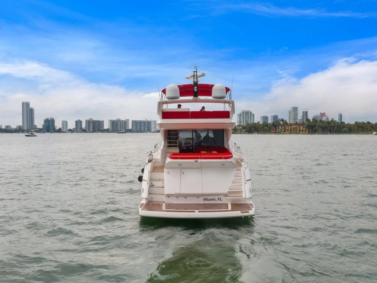 Pronajmout si Sunseeker 70  v Miami Beach