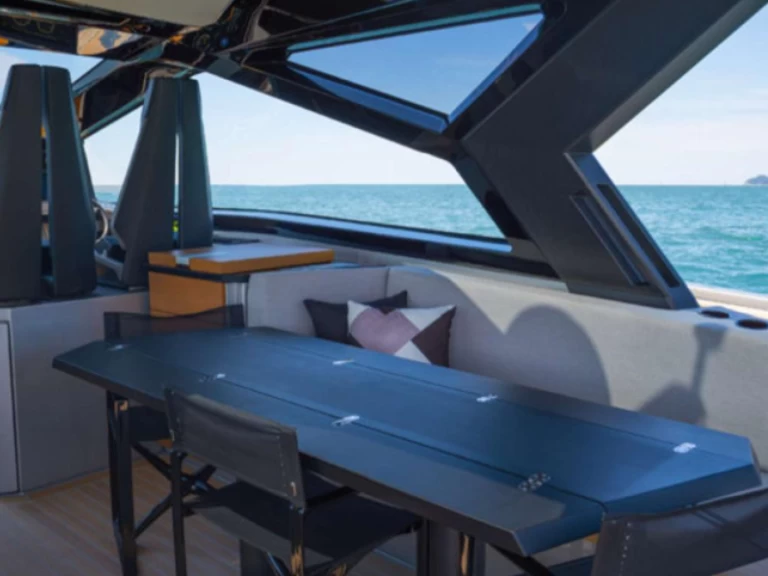 Pronájem Motorová loď WALLY YACHTS s licencí