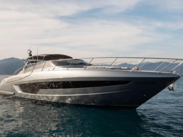 Pronájem Motorová loď Riva s licencí