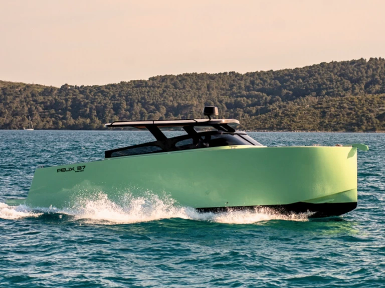 Pronajmout Motorová loď se skipperem či ne Felix v Split