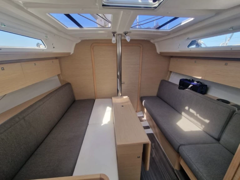 Dufour Dufour 360  jednotlivci a charterové společnosti v Ajaccio