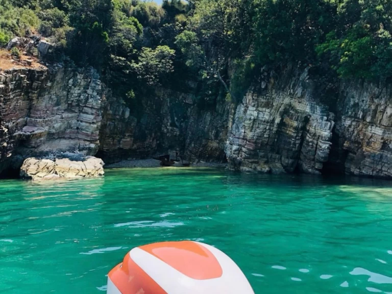 Motorová loď k pronájmu v Sarandë za nejlepší cenu