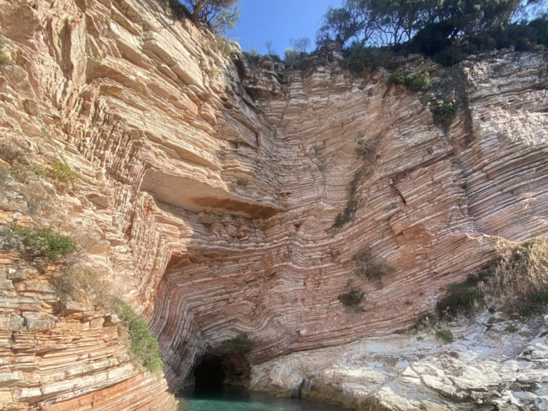 Saver Saver 690 Open jednotlivci a charterové společnosti v Sarandë