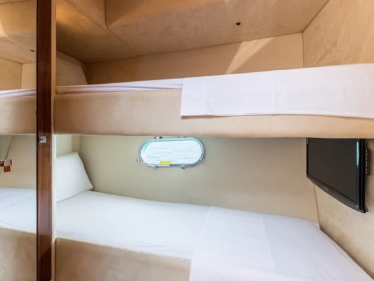 Sunseeker Manhattan 70 jednotlivci a charterové společnosti v Ibiza Town