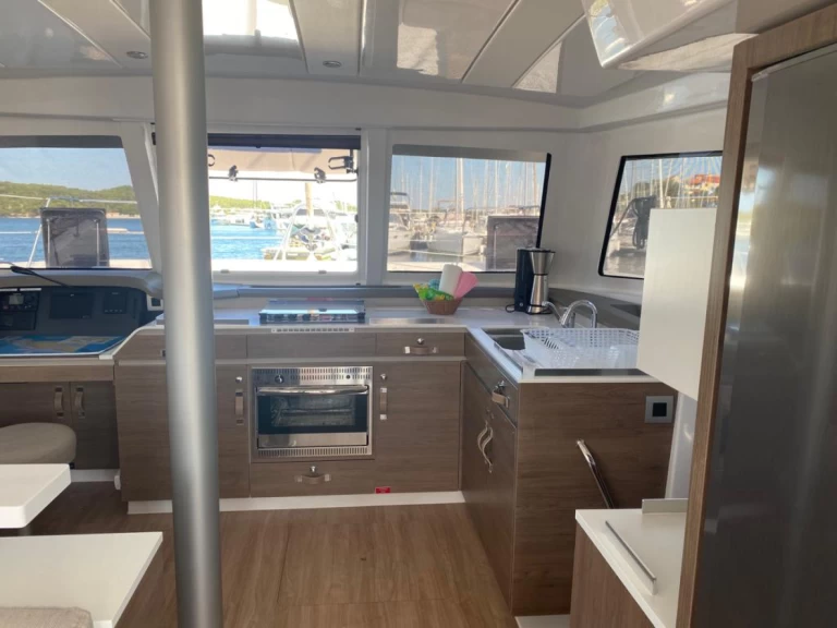 Pronajmout Katamarán se skipperem či ne Bali v Šibenik 