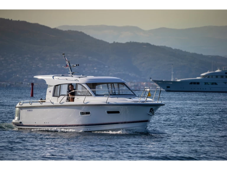 Pronájem Motorová loď Nimbus s licencí