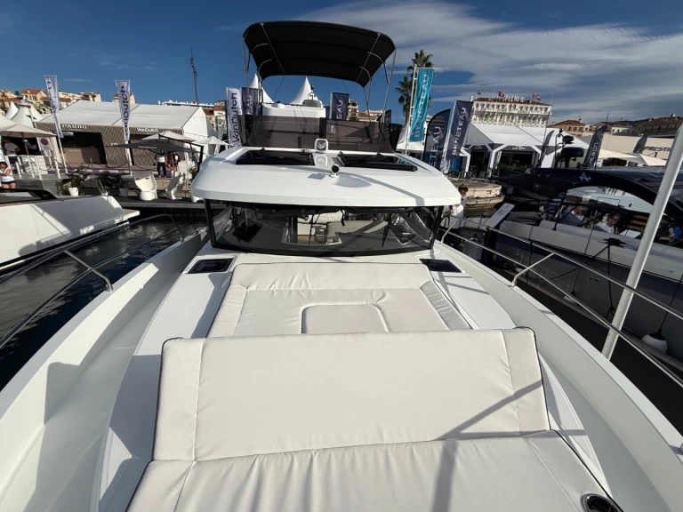 Pronajmout Motorová loď se skipperem či ne Bénéteau v Split