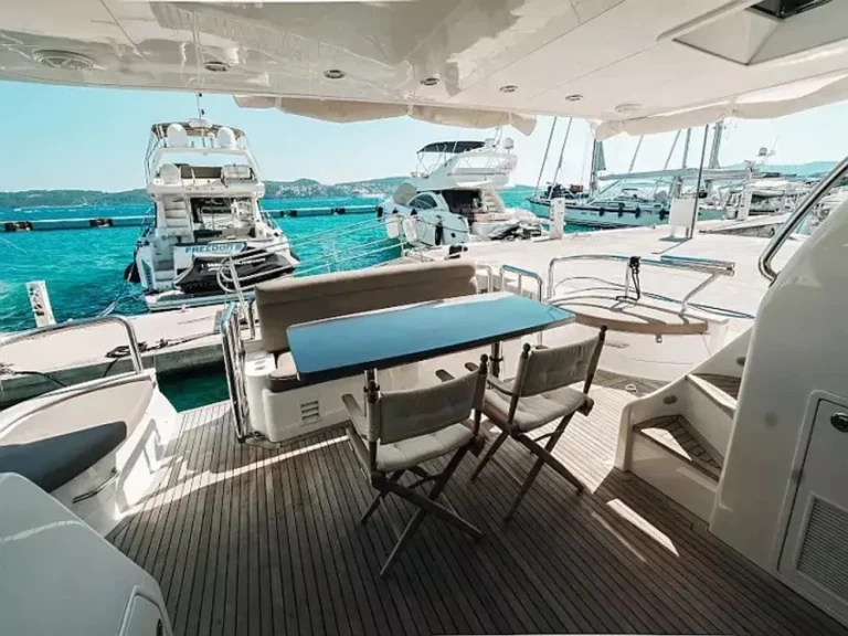 Pronajmout si Elegance Yachts Elegance 60 Fly v Drage