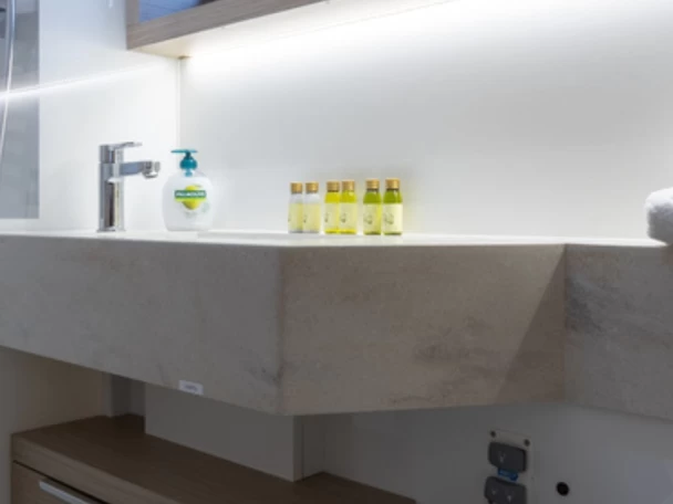 Pronájem Katamarán Lagoon s licencí