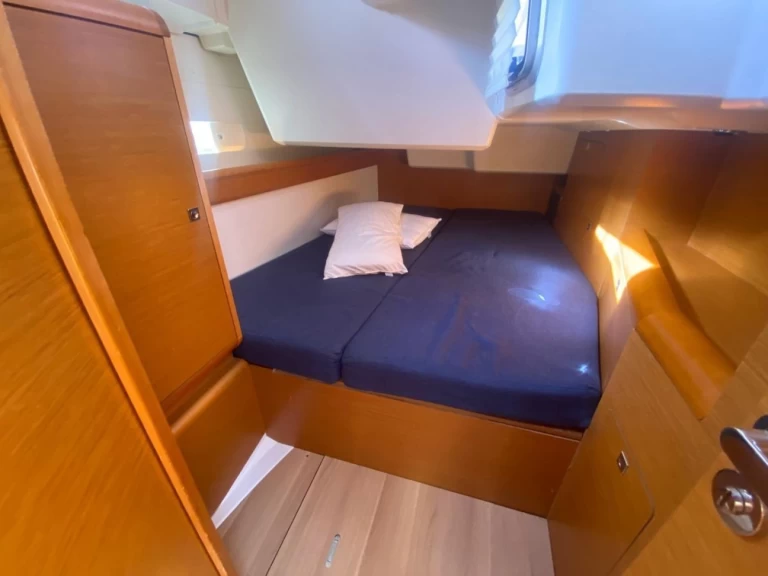 Jeanneau Sun Odyssey 519 jednotlivci a charterové společnosti v Lavrio