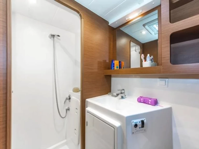 Pronájem lodi Lavrio lákavé ceny Lagoon 42