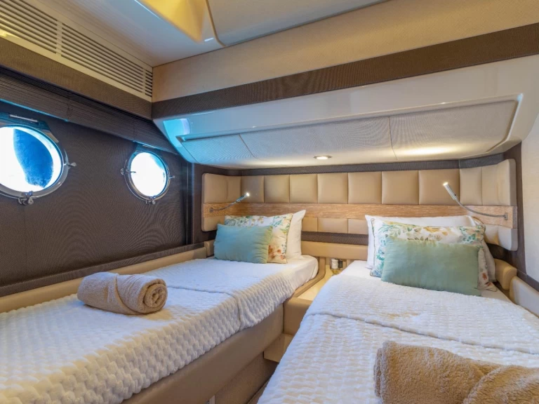 Pronájem Jachta Azimut s licencí