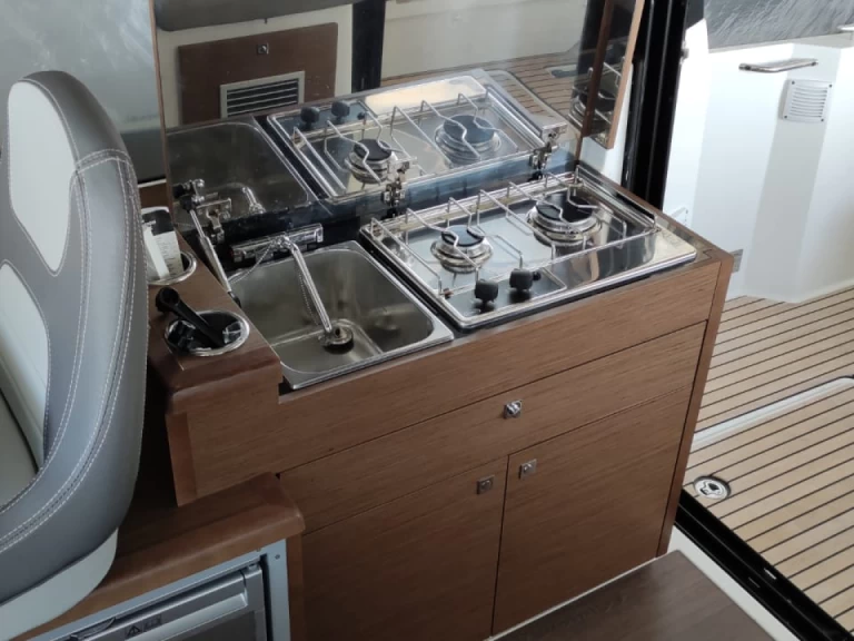 Jeanneau Merry Fisher 895 jednotlivci a charterové společnosti v Bacoli