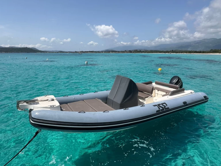 Polotuhá loď k pronájmu v Marseille za nejlepší cenu