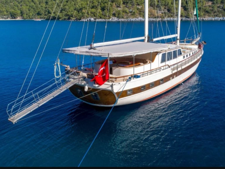 Pronájem Plachetnice Custom Made s licencí