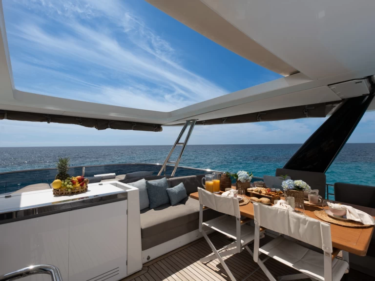 Pronajmout si Lagoon Lagoon 630 Motor Yacht v s'Arenal