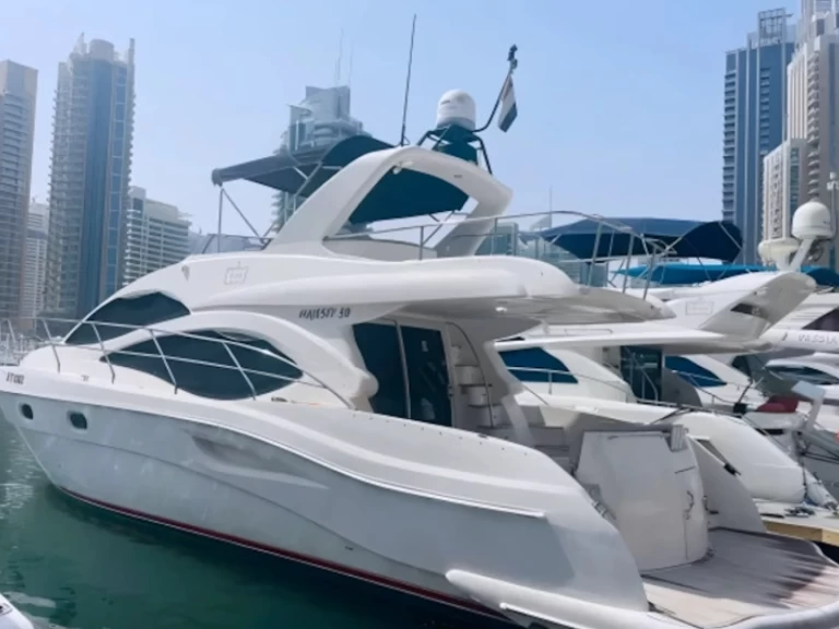 Pronájem Jachta v Dubai Marina -Majesty Yachts 50