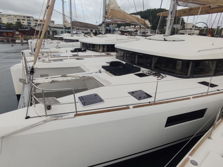 Pronájem Katamarán Lagoon s licencí