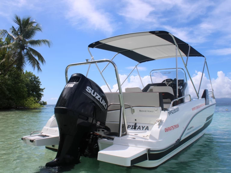 Pronájem Motorová loď Bénéteau s licencí