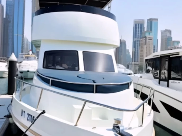 Pronájem lodi Riviera 42  v Dubai Marina na Samboatu