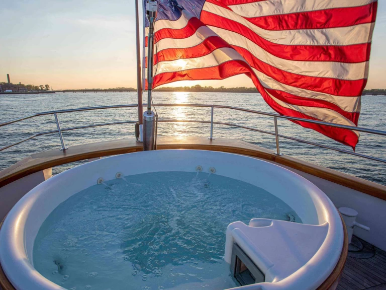 Pronájem Jachta Palmer Johnson s licencí