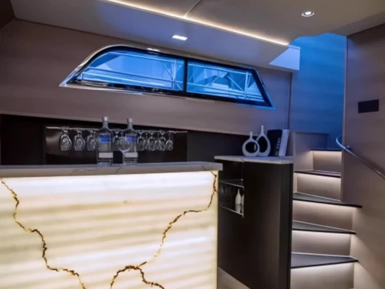 Pronájem jachty v Dubai Marina -Hatteras 64 na Samboatu