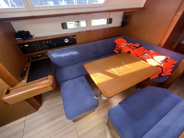 Pronajmout Plachetnice se skipperem či ne Jeanneau v Sukošan