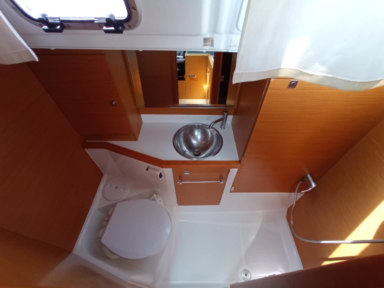 Pronajmout Plachetnice se skipperem či ne Jeanneau v Lefkáda