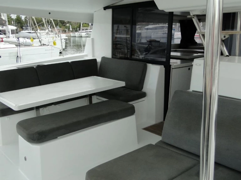 Pronajmout si Fountaine Pajot Astrea 42 v Gouvia