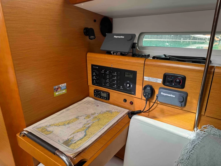 Jeanneau Sun Odyssey 389 jednotlivci a charterové společnosti v Sukošan