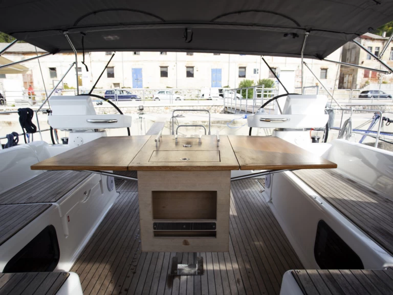 Pronajmout si Dufour Dufour 520 Grand Large v Pula