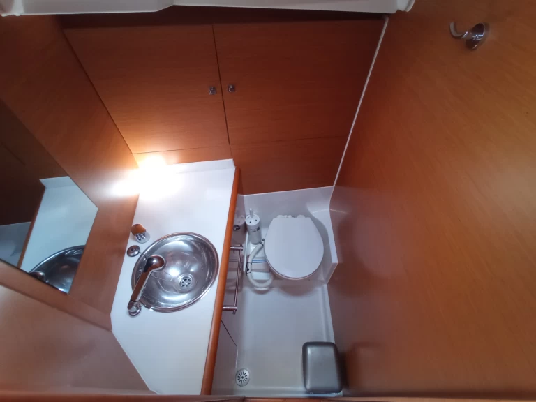 Pronajmout Plachetnice se skipperem či ne Jeanneau v Lefkáda