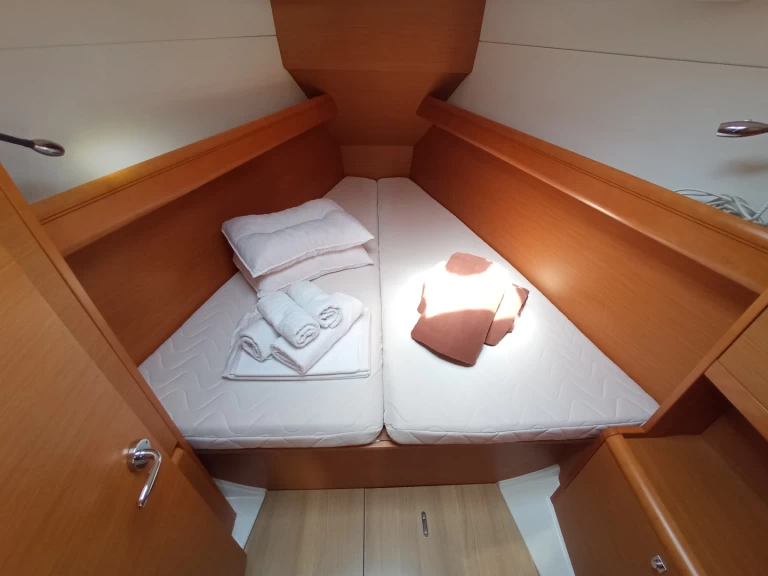Pronajmout si Jeanneau Sun Odyssey 379 v Lefkáda
