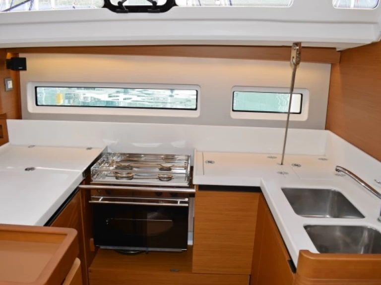 Pronajmout Plachetnice se skipperem či ne Jeanneau v Sukošan