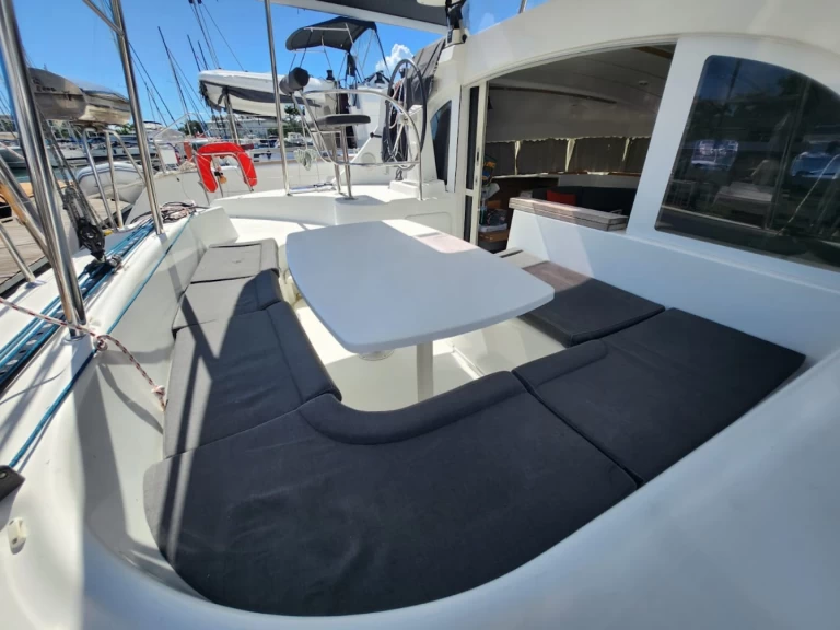 Pronájem Katamarán Bénéteau s licencí