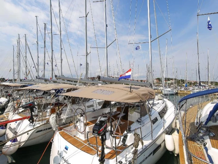 Pronajmout si Bavaria Cruiser 37 v Pula