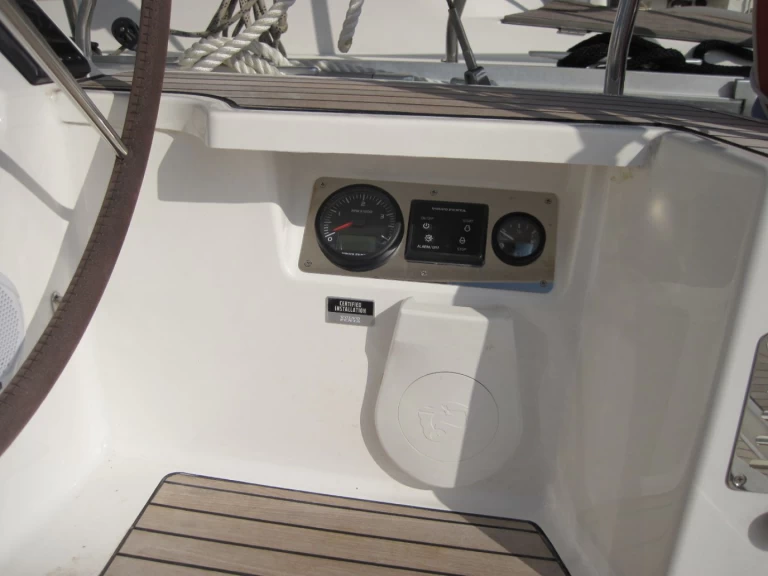Pronajmout si Bavaria Cruiser 37 v Capo d'Orlando