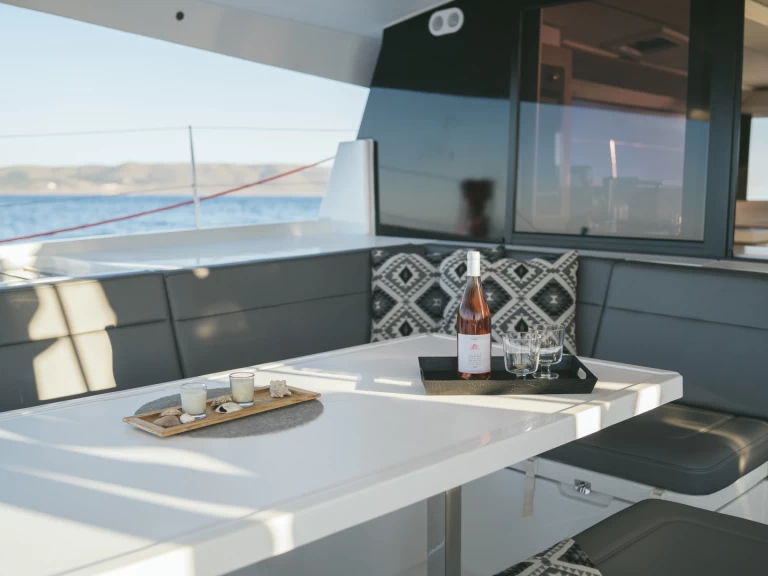 Pronajmout si Fountaine Pajot Fountaine Pajot 47 SAONA LUX (GEN,AC,WATERMAKER) v Lavrio