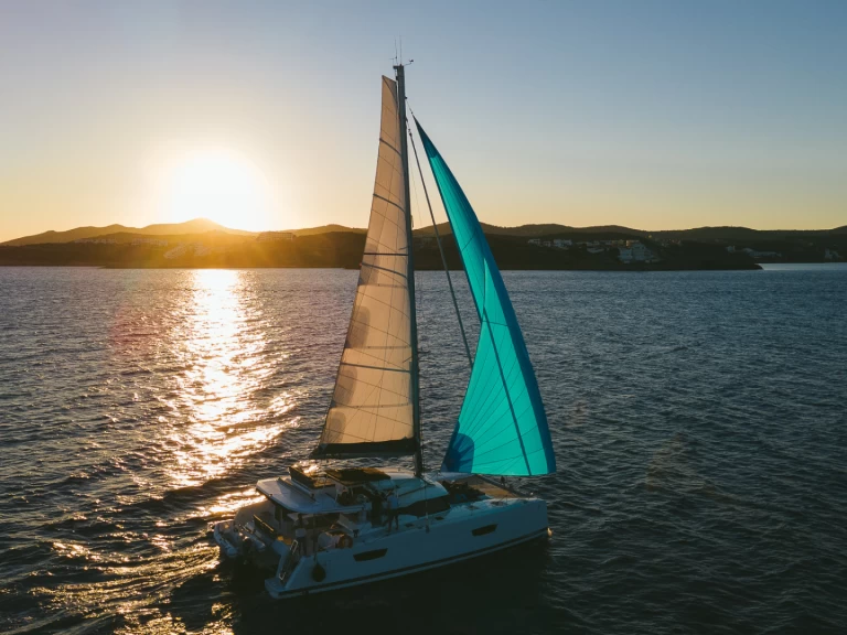 Pronájem lodi Lavrio lákavé ceny Fountaine Pajot 47 SAONA LUX (GEN,AC,WATERMAKER)