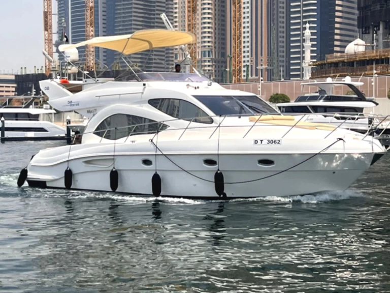 Motorová loď k pronájmu v Dubai Marina za nejlepší cenu